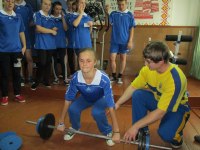 Урок фізкультури та майстер-клас для школярів поліського села провів чемпіон світу з пауерліфтингу