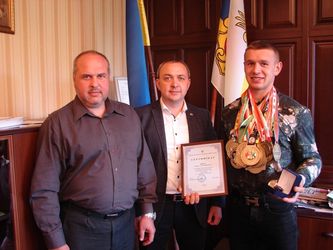 Олексій Муляренко вручив грошовий сертифікат семиразовому чемпіону Світу