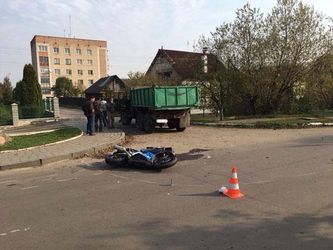 В Оржеві під колеса вантажівки потрапив мотоцикліст