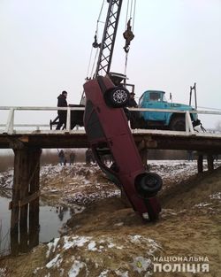 Авто злетіло з мосту: двоє осіб загинули
