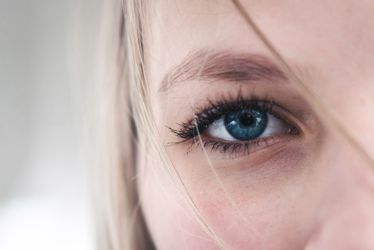 Зміцнити й відновити зір допоможуть народні засоби оздоровлення очей