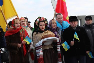 Рівненщина та Житомирщина об’єдналися «живим» ланцюгом і розгорнули 200-метровий прапор