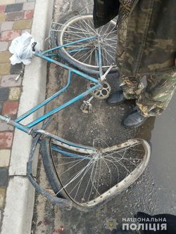 У Березному спецавтомобіль зачепив велосипедистку