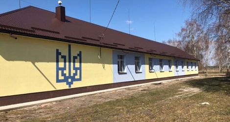 На Костопільщині сільську школу розмалювали у національні кольори