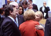 Господиня всеєвропейської зустрічі на вищому рівні, 
німецький канцлер Ангела Меркель вітає свою добру знайому Юлію Тимошенко