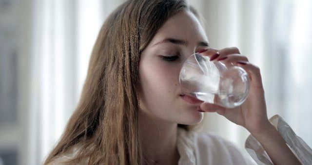 Яке захворювання може спровокувати вода натщесерце – думка фахівців