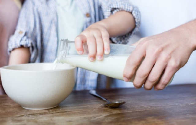 Кілька продуктів, які люди зазвичай вживають з молоком, навіть не підозрюючи, що це їм шкодить