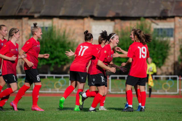 Жіноча команда НК Верес впевнено перемогла у стартовому домашньому матчі сезону