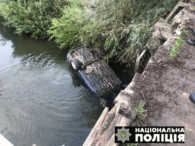 Легковик злетів з мосту – водій загинув