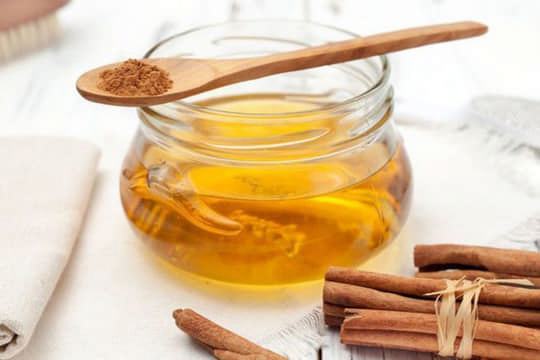 Чому у холоди варто частіше вживати мед з корицею?