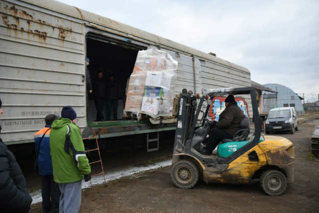 Їжа, ліки, теплий одяг та ковдри – таку допомогу отримають жителі сходу України