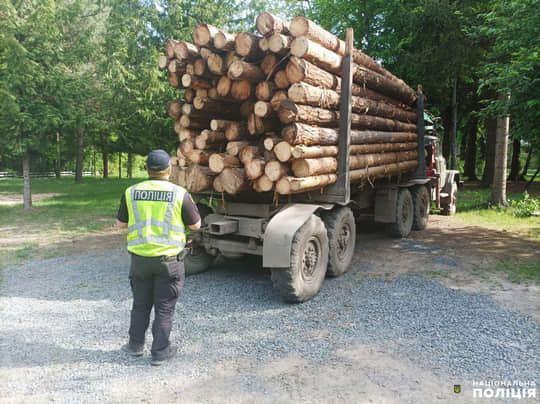 Майже 20 кубів деревини, трактор та вантажівку вилучили рокитнівські поліцейські