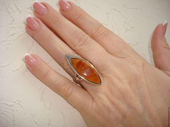 Перстень з бурштином