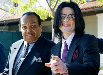 Лікар Майкла Джексона розповів про те, як над співаком знущався його батько