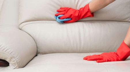 Як почистити диван від плям