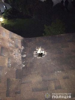 Невідомі кинули гранату на дах будинку