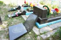 Кладовище трощили втрьох: два брати й горілка