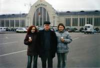 На Київському вокзалі з батьком (зліва).
