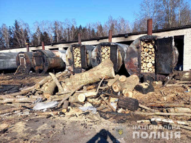 Бочки для випалювання деревного вугілля вилучили на Рівненщині