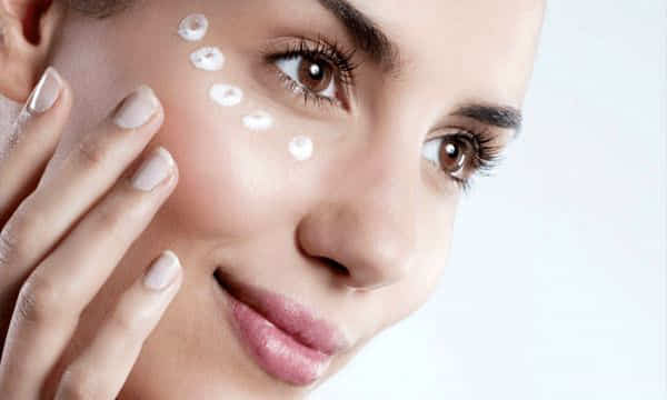 5 засобів, які не варто наносити на шкіру навколо очей – пришвидшать появу зморшок