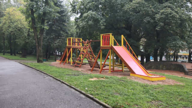 У парку Шевченка оновили дитячий майданчик