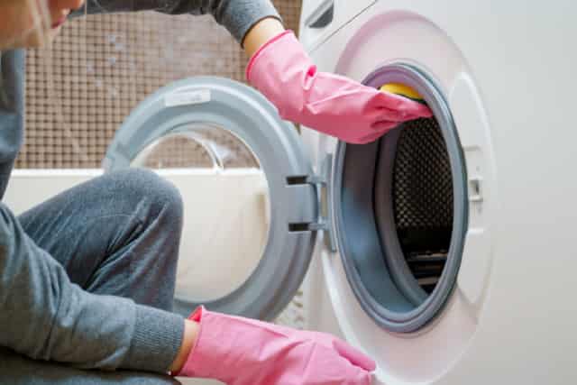 Як очистити гуму пральної машини від бруду та нальоту за допомогою соди?