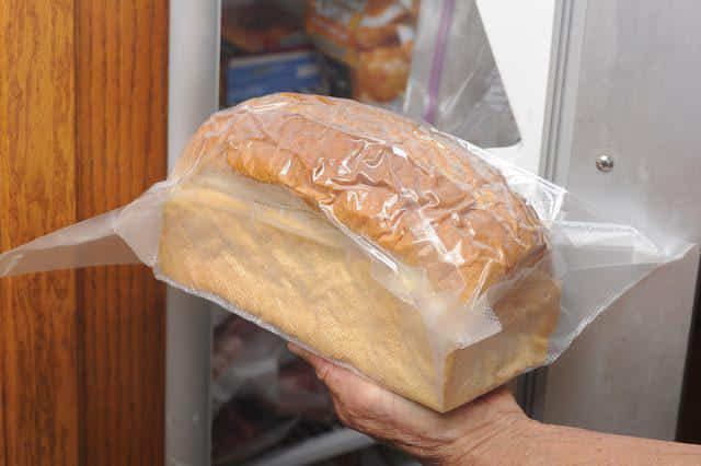 Як правильно заморозити хліб, щоб він залишався свіжим тижнями?