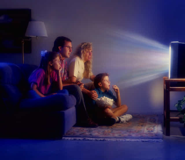 Офтальмологи розповіли, чому небезпечно дивитися телевізор у темряві