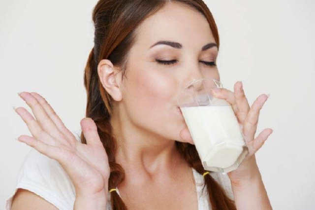 Чи дійсно склянка теплого молока на ніч допомагає краще заснути?
