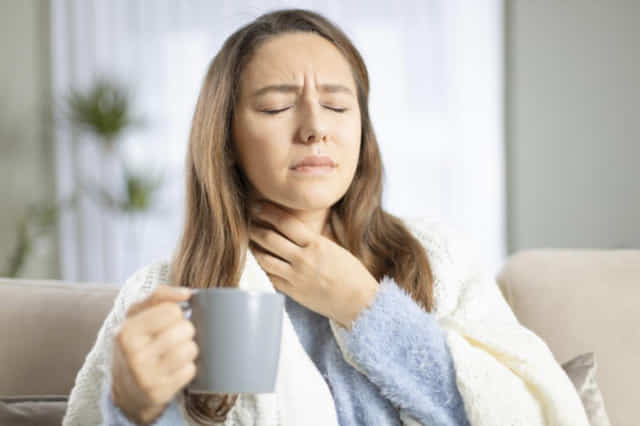 Фахівці попередили про небезпеку деяких традиційних способів лікування хворого горла