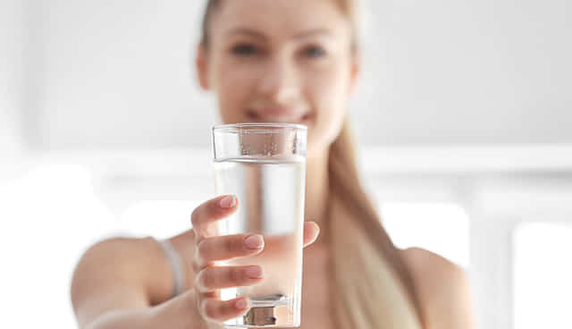 Нутриціологи розповіли, яку мінеральну воду краще пити та скільки