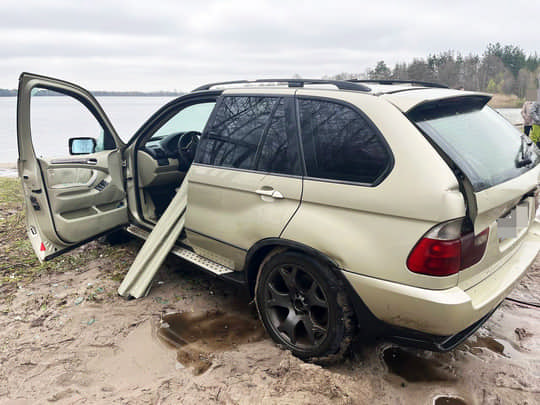 Авто з’їхало в озеро: двоє осіб загинуло