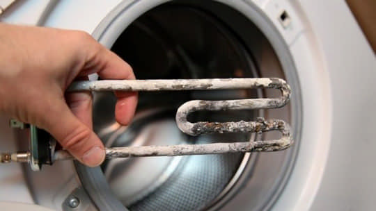 Лимон і зубна паста: простий спосіб позбавити пральну машину від накипу та запаху