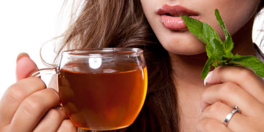 Як чай може допомогти відновити та зміцнити ваше волосся?