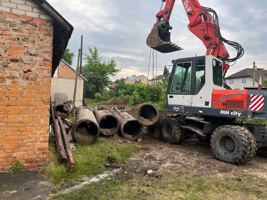 Трагедія під час демонтажу бетонних труб: загинув депутат селищної ради