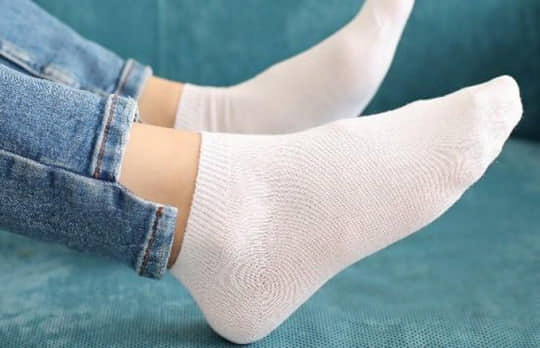 Копійчаний засіб, який чудово відпере білі шкарпетки від бруду