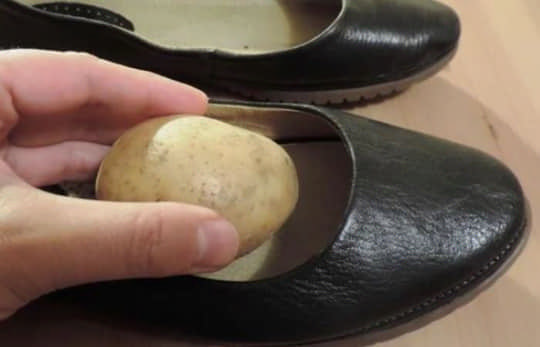 Деякі люди кладуть картоплю у взуття: навіщо вони це роблять?