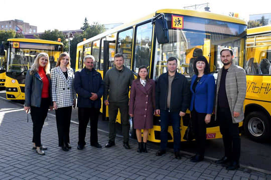 11 нових шкільних автобусів поїхали у різні громади Рівненщини
