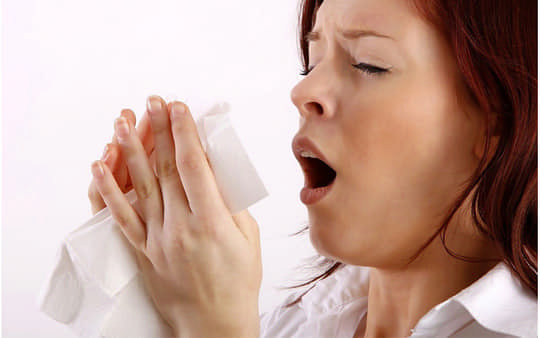 Лікарі перерахували відмінності осінньої алергії від застуди