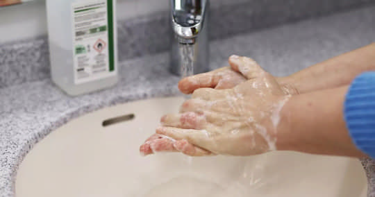 Чи справді шкідливо часто мити руки та використовувати антисептик?