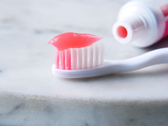 Увага – на тюбик: стоматологи назвали 5 небезпечних речовин у зубній пасті