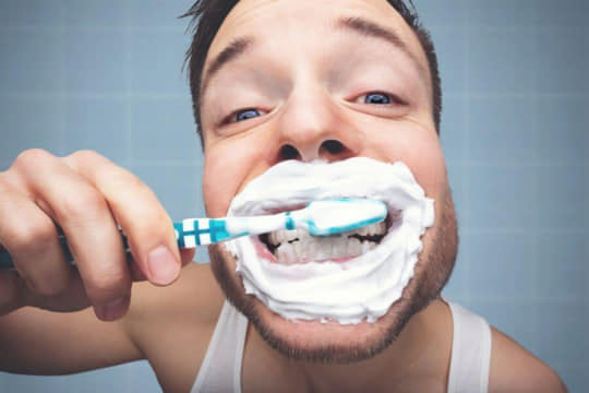 Чому після вживання кислої та солодкої їжі не можна чистити зуби?