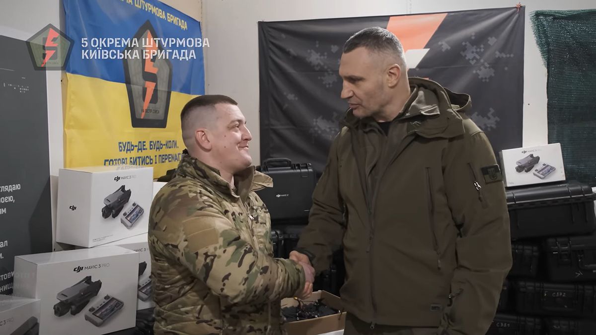 Дрони, РЕБ, броньовик: 5 штурмова бригада подякувала громаді Києва та міській владі за допомогу, яку привіз на Донбас Віталій Кличко