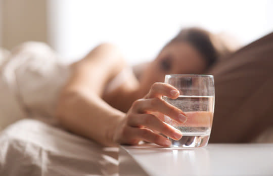 Вживання води перед сном – користь чи шкода?