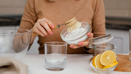 Горілка та лимонна кислота для наведення чистоти на кухні