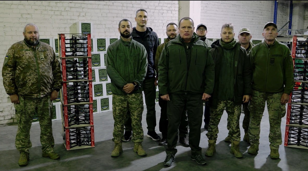 «Українська команда» разом із Володимиром Кличком передала чергову партію дронів бійцям 5 батальйону 117 бригади ТрО